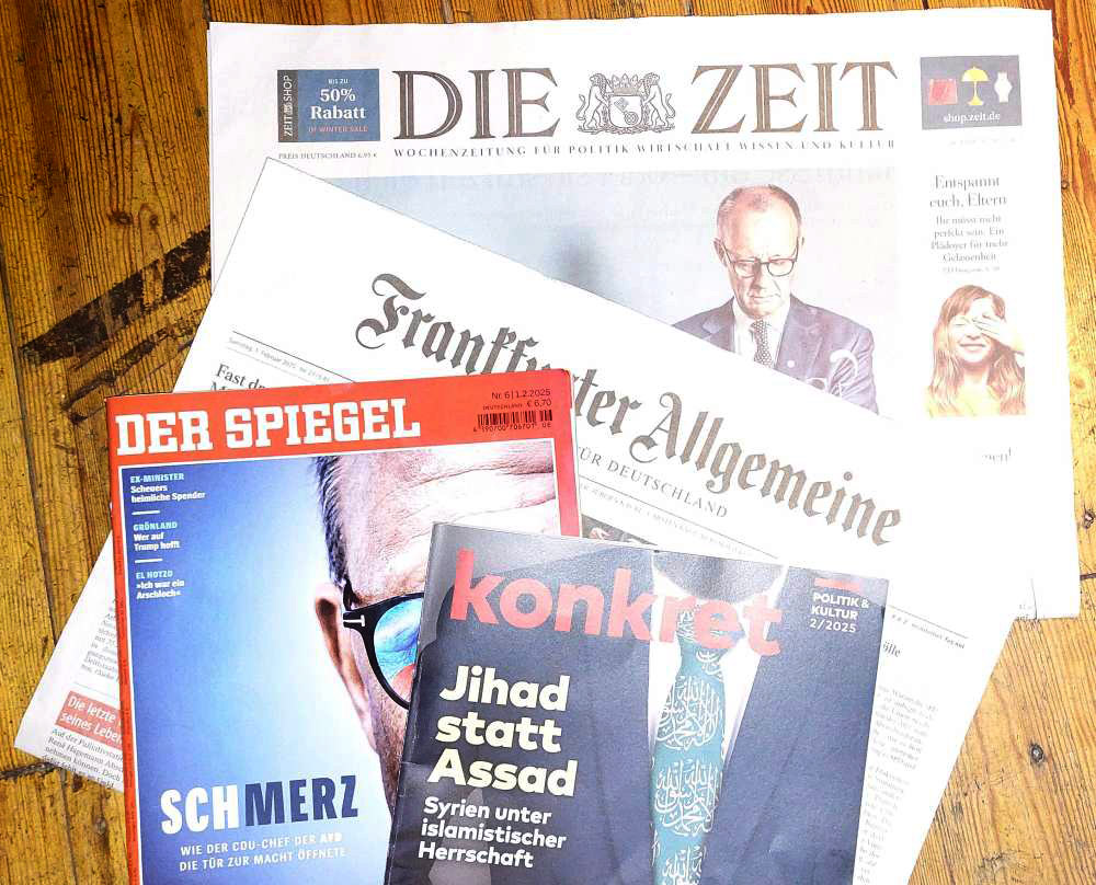 Vier Zeitungen auf dem Boden: Die Zeit, FAZ, Der Speiegel, konkret